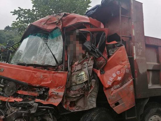 两车货车相撞 驾驶室严重变形司机被困