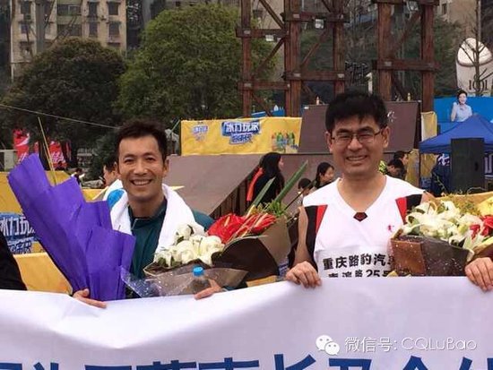 深圳佳鸿董事长周建明助跑重庆国际马拉松赛