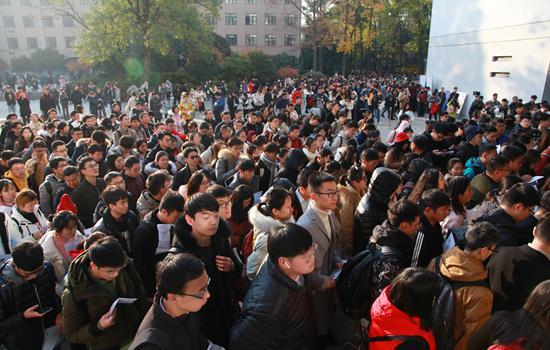 2019年12月7日,2020年江苏公务员考试笔试开考,现场人山人海.