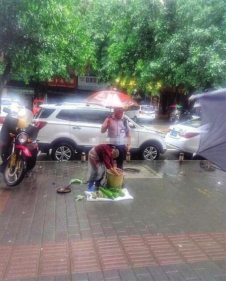 暖心!梁平一协勤为卖菜婆婆打伞