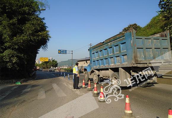 重庆华福路跳蹬段占道施工 高峰时段请择道行驶