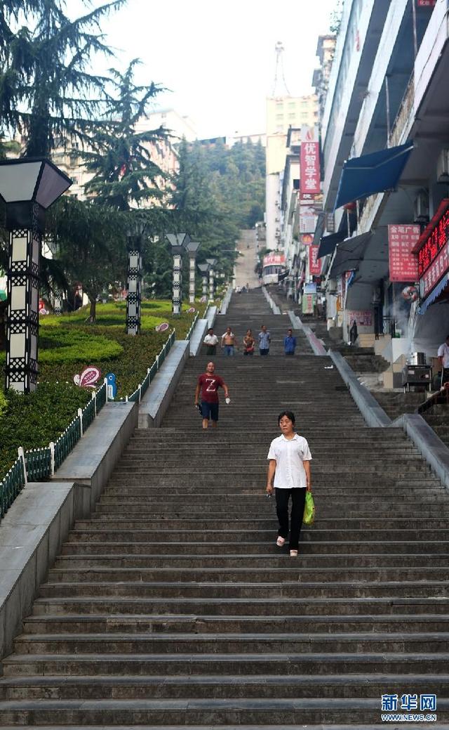 重庆巫山神女大道在朋友圈和微博里"火"了一把,自下而上望去,楼梯的