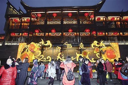 重庆最炫灯光秀璀璨开灯 上万人闪亮游园迎新年