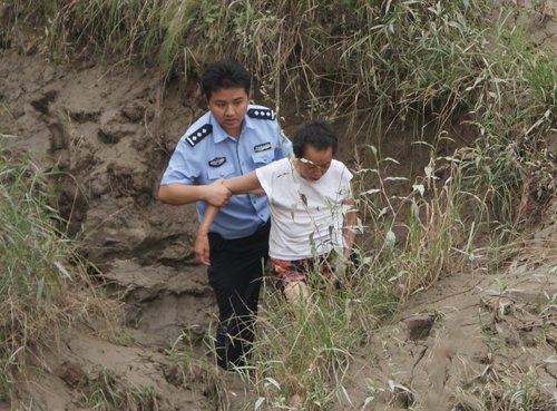 7旬<em>老妇</em>深陷江边淤泥 民警助她脱险_大渝网_腾