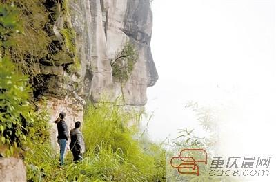 綦江老瀛山绝壁现人面岩石 网友:是个"双眼皮"
