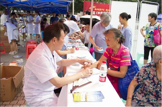 重庆东大肛肠医院积极参加宣传贯彻《中医药法》活动