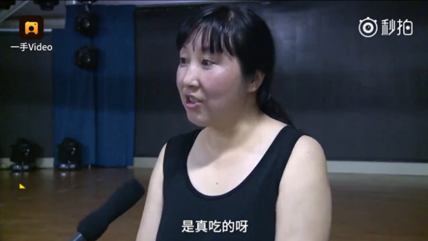 重口味！重庆女子继表演生吃蛇后又活吞鸽子咬断头