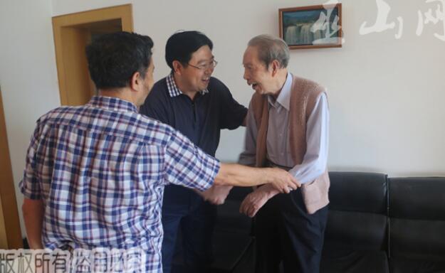 巫山县委书记李春奎慰问离退休老同志