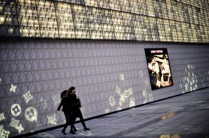 八一路景观大道今开街 升级版的解放碑好漂亮