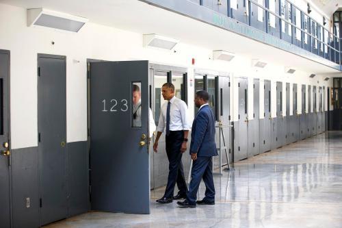 奥巴马入狱与毒品罪犯会面 吁监狱改革(图)