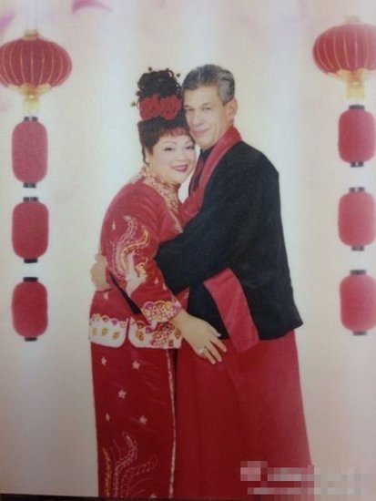 59岁香港女星肥妈晒婚纱照 获老公下跪求婚