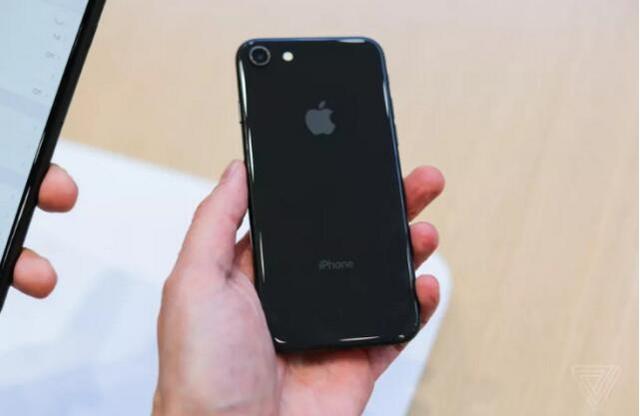 iphone 8和8 plus最明显的设计改动是后盖变成了光滑玻璃,虽然苹果