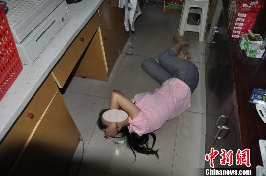 男顾客酒后扬啤酒瓶砸昏收银女 因换酒时未微笑图片 32404 540x358