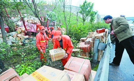 大货车急转弯侧翻 价值300万元茅台摔一地