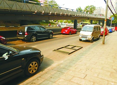 马路边窗户框占车位 违规停车或被罚