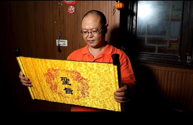 穿越王爷重庆觅吃货耍娃 “小面达人”被“翻牌”