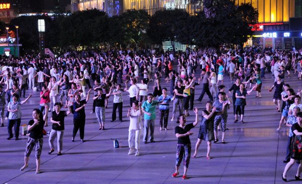 重庆“坝坝舞”噪音扰民何时休 _麻辣探