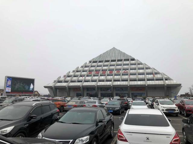 新疆游客在重庆武隆景区抢到2018元超级大红