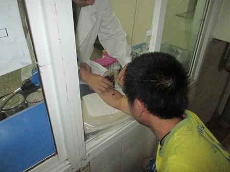 喝8瓶啤酒还开车送女友 途中撞车家人送其自首