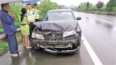 女司机却光脚开车上高速 撞上护栏除脱2万