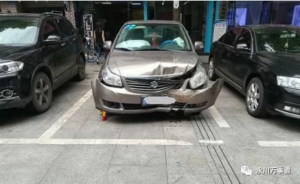 太惊险!永川一女司机开车撞进两家小吃店