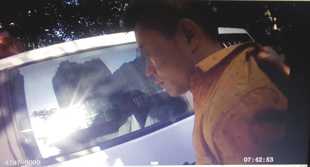  小偷翻窗 偷吃累趴 安睡客厅被抓个正着_大渝