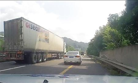 男子高速路“龟速”驾车 原是等妻子步行来会合