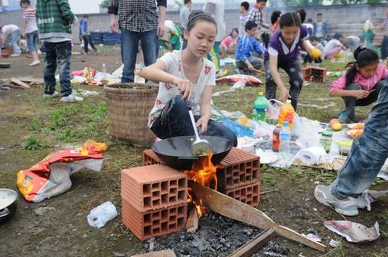 体验生活 感受幸福五里坪小学校争当小厨师