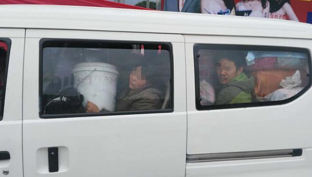 太挤了!小车客货混装 乘客脸被挤得贴车窗上