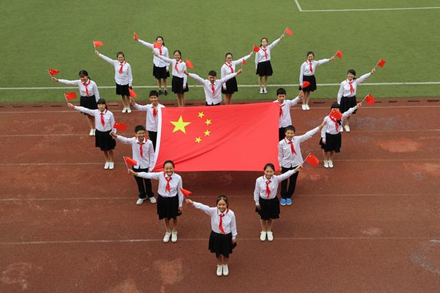 南华中学升旗仪 千名学生布阵68点赞中国