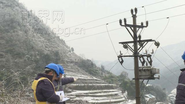 应对低温雨雪天气 綦江电力部门雪中巡线保供