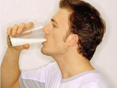 睡前喝牛奶 容易诱发尿道结石