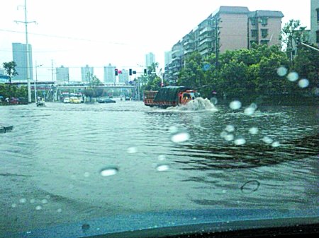 风雨雷电雹昨日中午袭主城 未来三天最高38℃