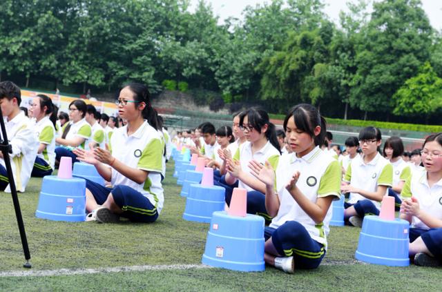礼嘉中学:2000名师生齐跳杯子舞、礼仪操 情仪教育开花结果_大渝网_腾讯网