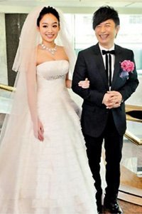 音乐人黄舒骏携妻补办婚宴