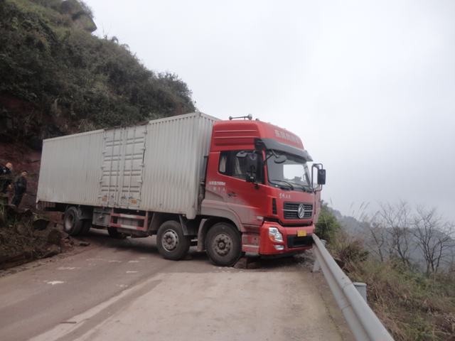 货车司机跟着导航上高速 一个意外险冲下山坡