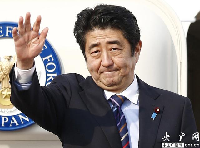 美参议员访问日本 安倍“点头哈腰”恭敬接待_大渝网_腾讯网