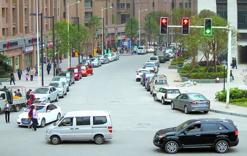 十字路口四个方向都设红绿灯 警方:督促整改