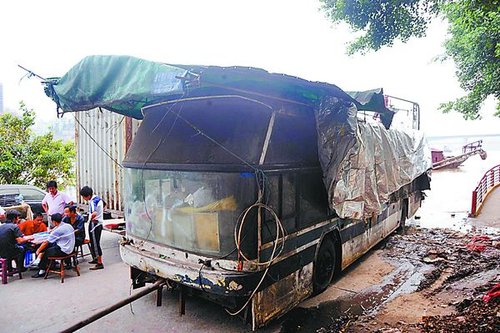 远看是座铁皮房 近看是辆报废车