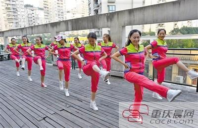 集体整容一事在网上发酵 重庆花样奶奶深陷舆