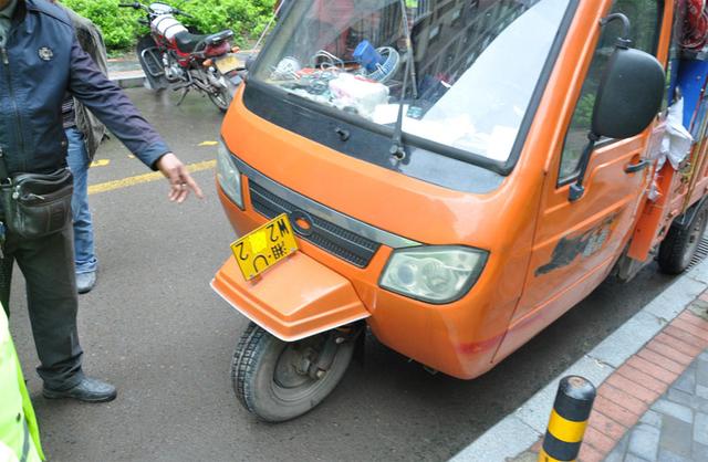 三轮车司机肇事逃逸耍无赖 多项违法被查处