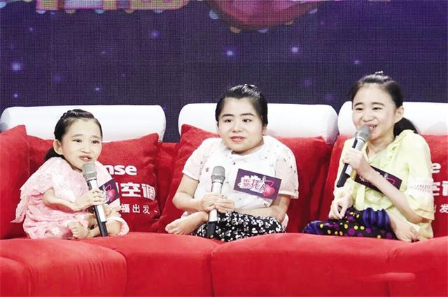 云阳"瓷娃娃"三姐妹网上直播卖土特产
