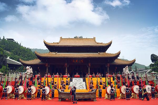 矗立在彭水的苗家古城 上万人的祭祀典礼