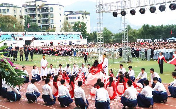 云阳中学体艺节开幕 学生上演花式创意"表白"