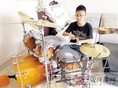 13岁男孩获世界华人架子鼓大赛金奖 每天练鼓