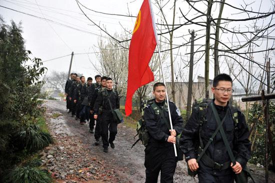 国际警察日 垫江监狱民警负重20公斤徒步穿山