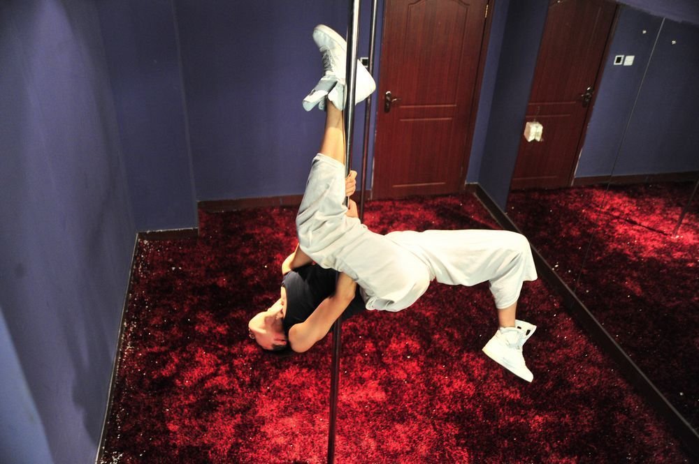 图片故事:痴迷钢管舞的男舞者