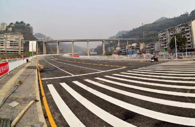 重庆这条建在水上的公路即将通车