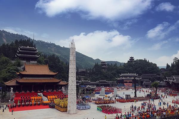矗立在彭水的苗家古城 上万人的祭祀典礼