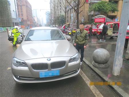 男子无证驾驶被查竟用朋友名字